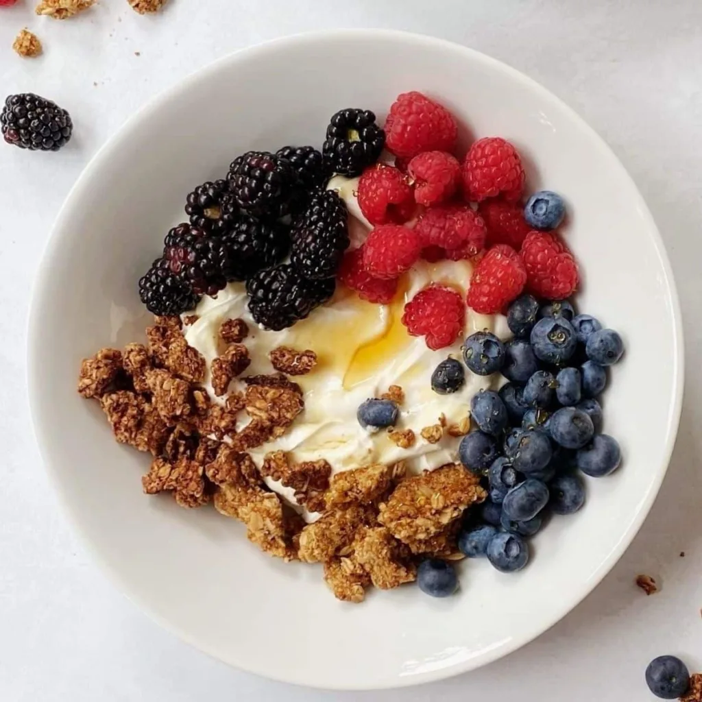 Greek Yogurt, Granola, dan Buah